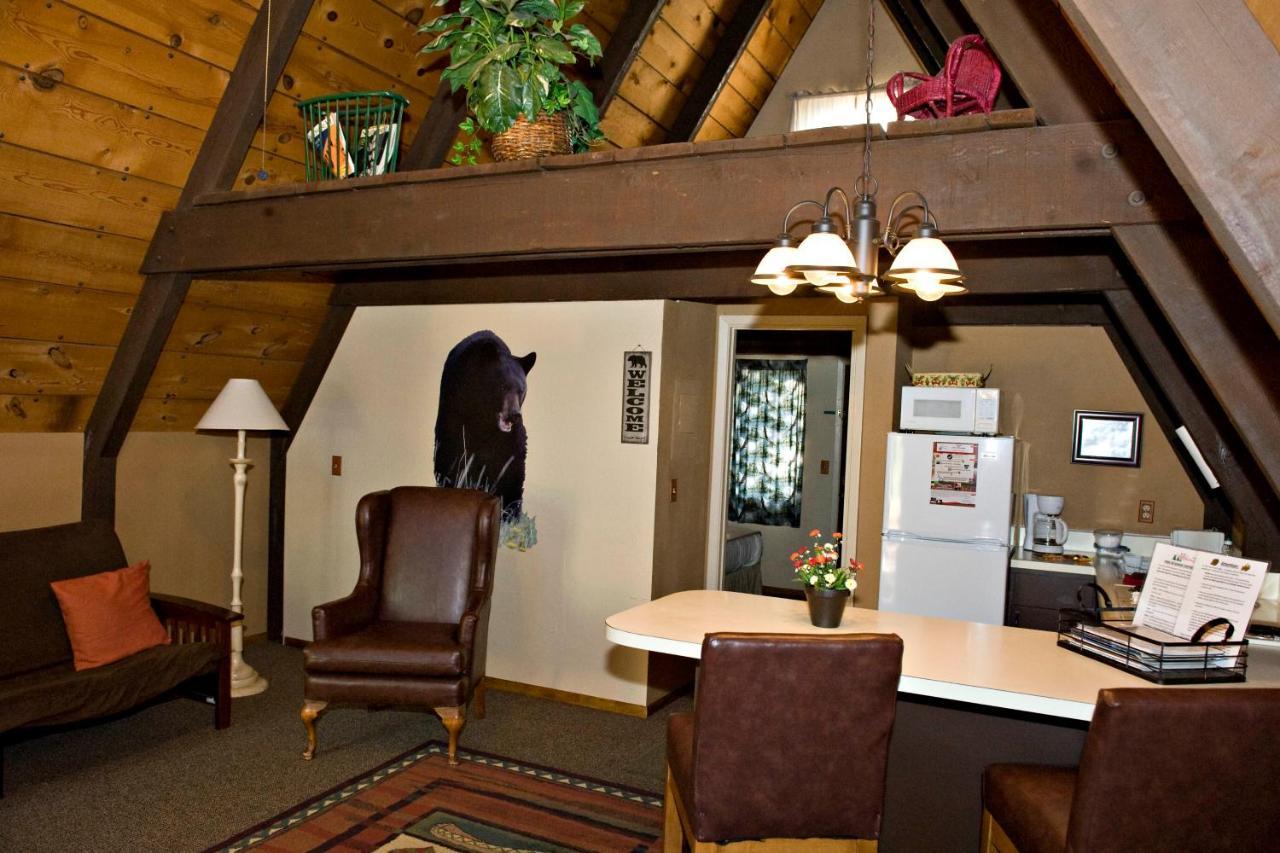Cabins On Strawberry Hill Hotel Pine Exterior foto