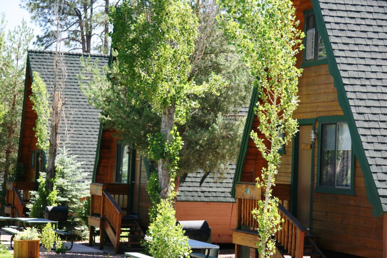 Cabins On Strawberry Hill Hotel Pine Exterior foto