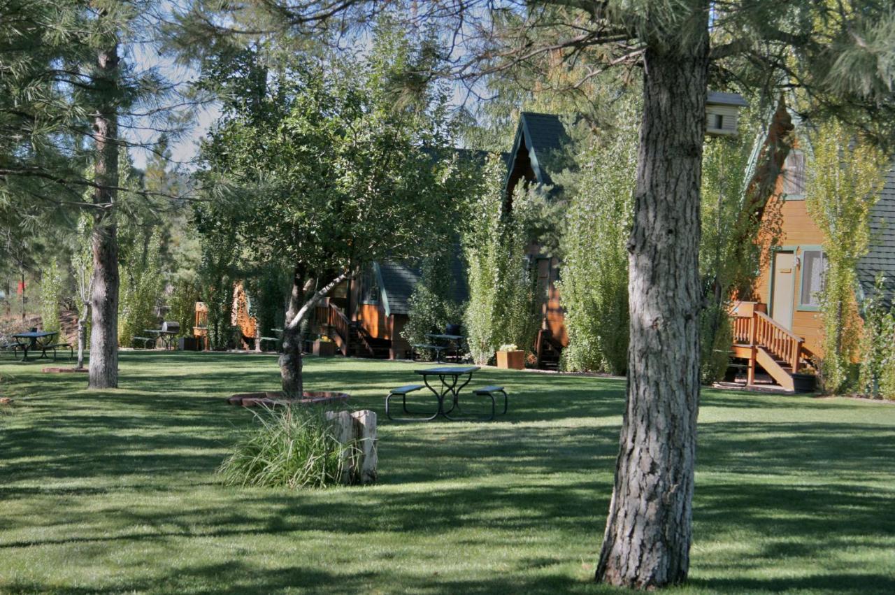 Cabins On Strawberry Hill Hotel Pine Exterior foto