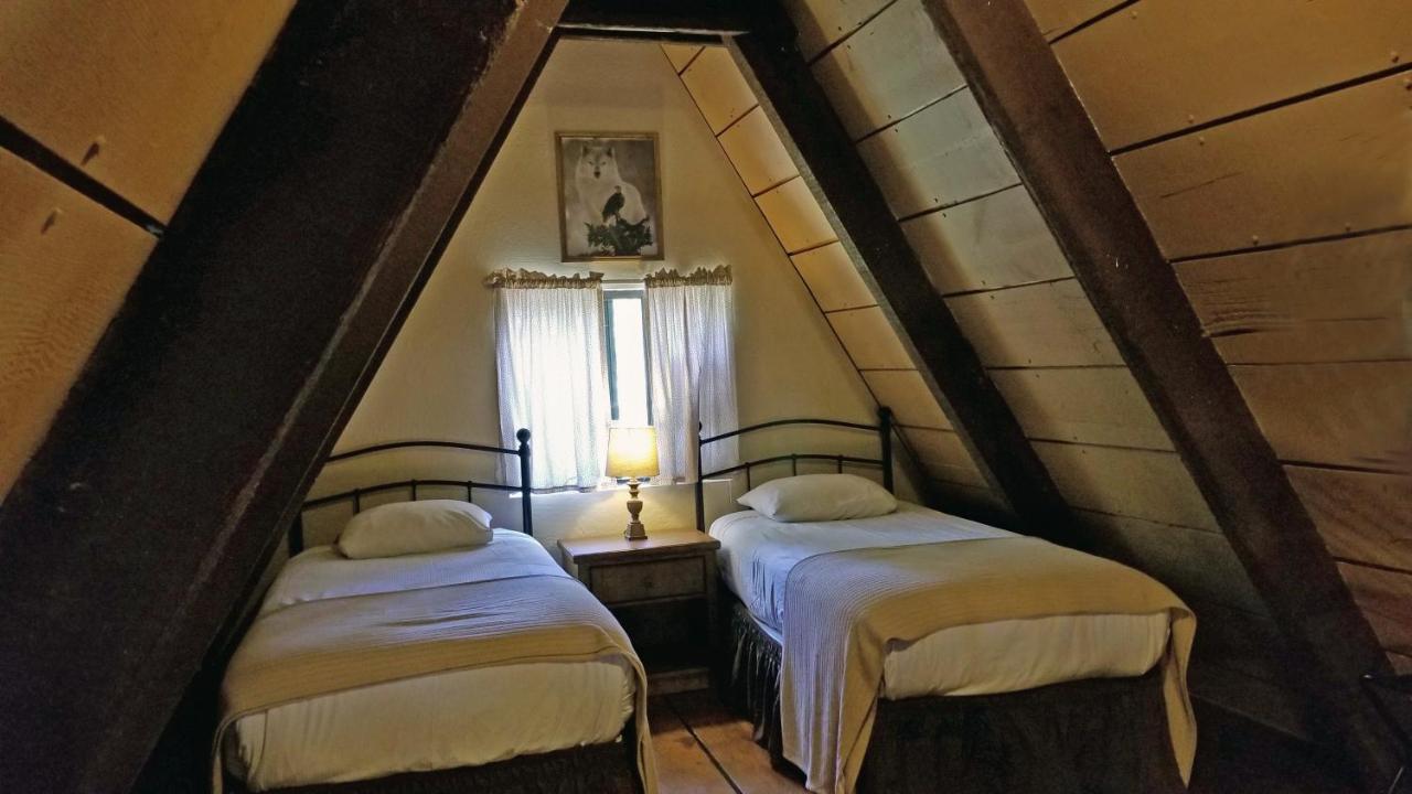 Cabins On Strawberry Hill Hotel Pine Exterior foto