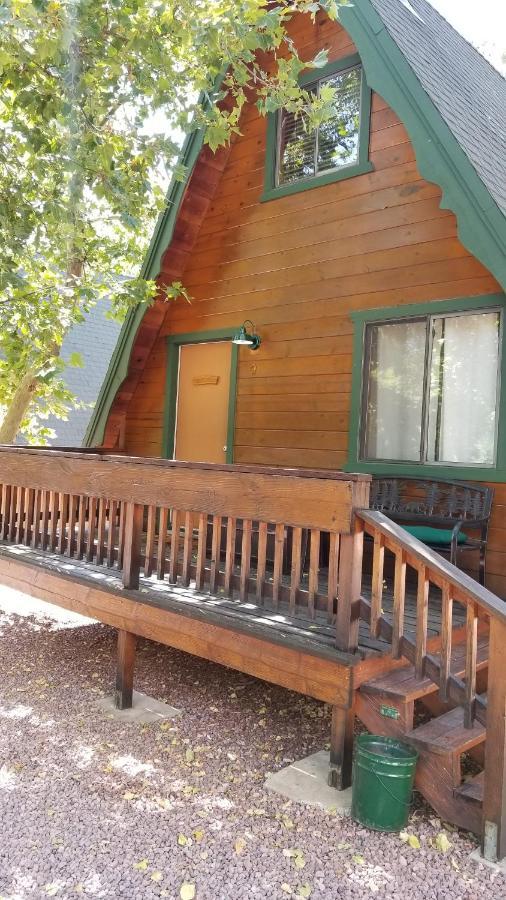 Cabins On Strawberry Hill Hotel Pine Exterior foto