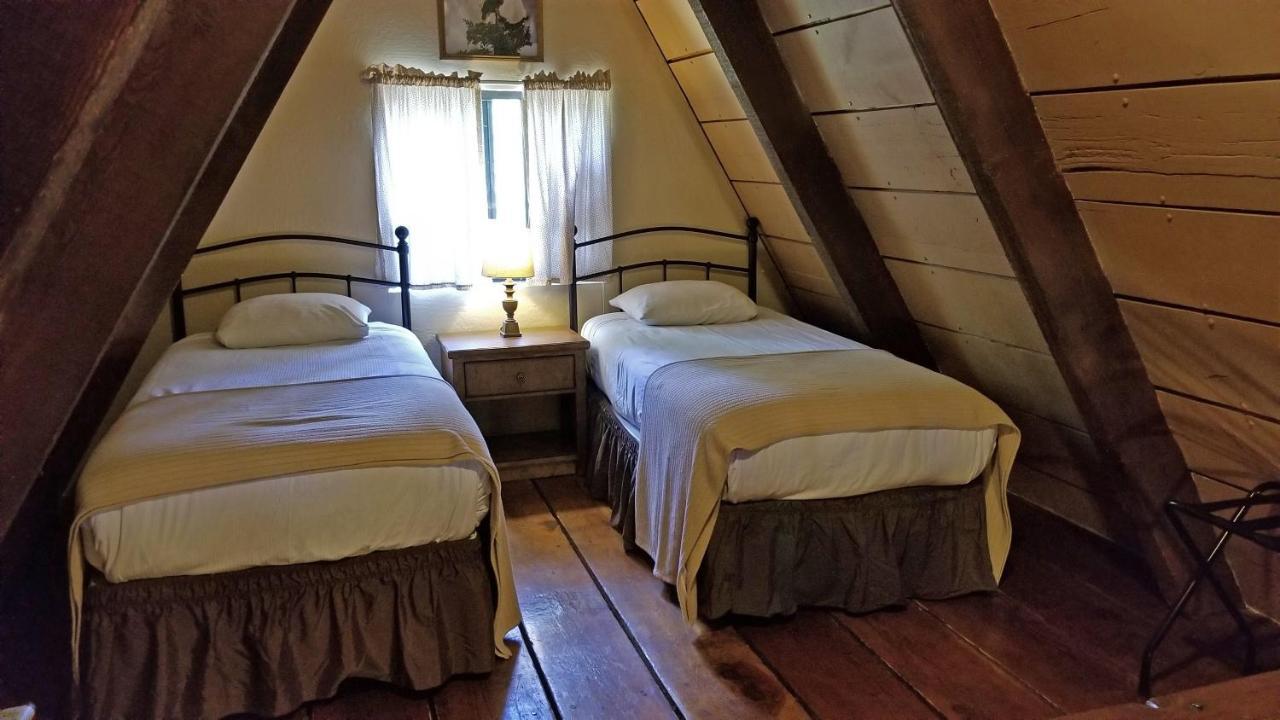 Cabins On Strawberry Hill Hotel Pine Exterior foto