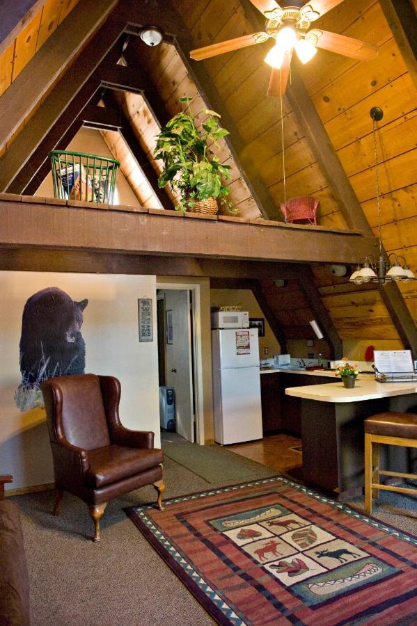 Cabins On Strawberry Hill Hotel Pine Exterior foto
