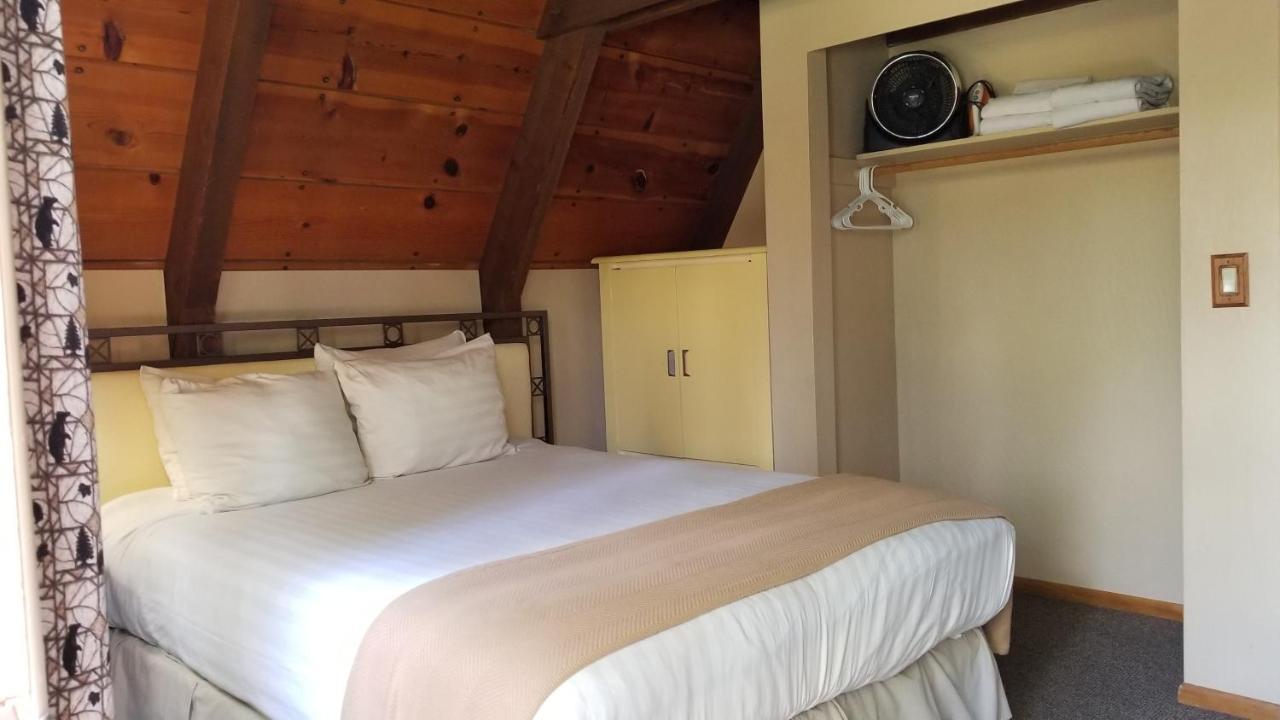 Cabins On Strawberry Hill Hotel Pine Exterior foto